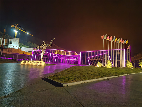 城市亮化是现代城市建设的重要组成部分，它不仅可以美化城市的夜景，还能提升城市的整体形象。随着科技的不断进步，城市亮化也得到了更多的关注和创新。本文将介绍一些关于城市亮化的创意和技术，帮助读者了解乌兰城市亮化的重要性以及如何进行乌兰城市亮化的规划和实施。