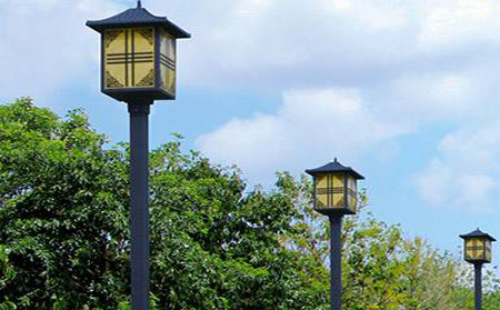 太阳能乌兰庭院灯怎么选亮度与续航更耐用